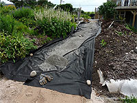 Installer un toile géotextile - Pose de toile géotextile lors de l'aménagement d'une allée de jardin - Aménager une allée de jardin