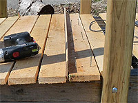 Comment installer le plancher d'un pont décoratif en bois - Tout sur la fabrication d'un pont de jardin - Pont facile à faire