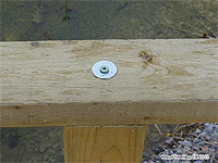 Article reportage photos sur la construction d'un pont de jardin en bois étape par étape - Installer les rampes des garde-corps