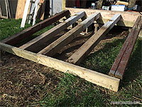 Faire la structure d'une rampe d'abri de jardin - Idée de rampe pour remise - Plan de rampe en bois pour cabanon
