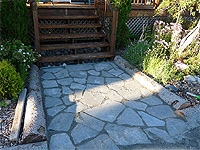 Paver une Allée de jardin avec des dalles en pierre