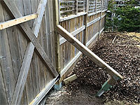 Installation des poteaux d'une clôture de jardin - Ancrer solidement une clôture