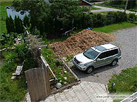 Bois raméal fragmenté pour fabriquer du paillis organique - Jardin potager devant une maison