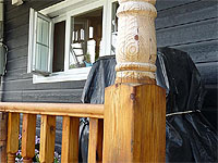 Teindre ou peintre les garde-corps rampes et garnitures d'une terrasse ou balcon ou patio en bois traité - Conseils d'entretien pour terrasse en bois