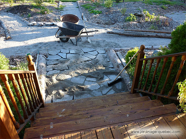 Construire un sentier avec des pierres - Paver une entre de maison - Ide de pav en pierre