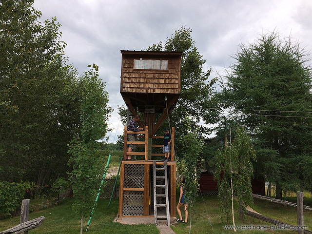 Aménager des escaliers pour cabane dans les arbres