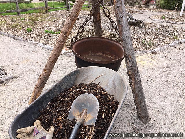 Remplir un chaudron en fonte avec de la terre pour jardinière