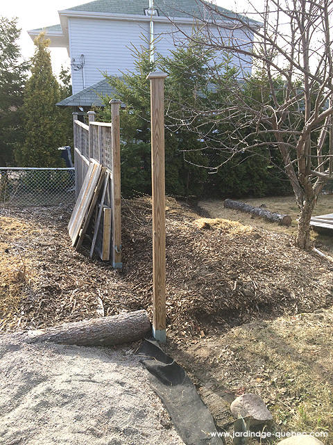 Réparer une clôture en bois