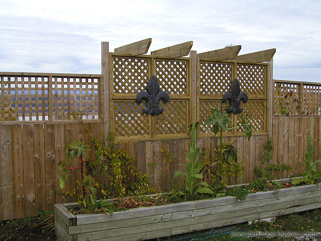 Construire une clôture en pvc ou bois traité