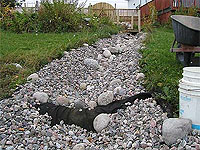 Enrocher un ruisseau - Tutoriel pour construire un ruisseau de jardin - Idée de Filtration de l'eau d'un bassin