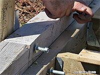 Pont de bassin - Pont pour jardin d'eau - Passerelle  en bois - Comment faire des garde-corps pour un pont de jardin - Fixer les poteaux de garde-corps