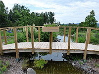 Étapes et instructions pour construire un pont de jardin en bois arqué