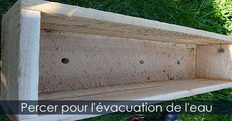 Faire les trous ou drains dans une jardinière pour l'évacuation de l'eau - Étapes de construction d'un bac à fleurs en bois