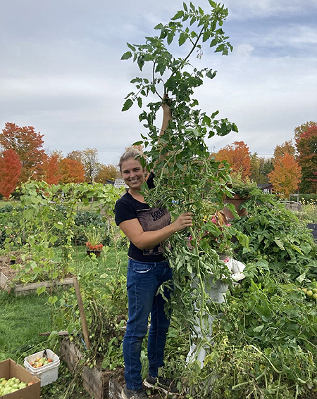 Leony Hebert-Breuvart au Jardin Potager près de la zone d'implantation de la haie brise-vent nourricière