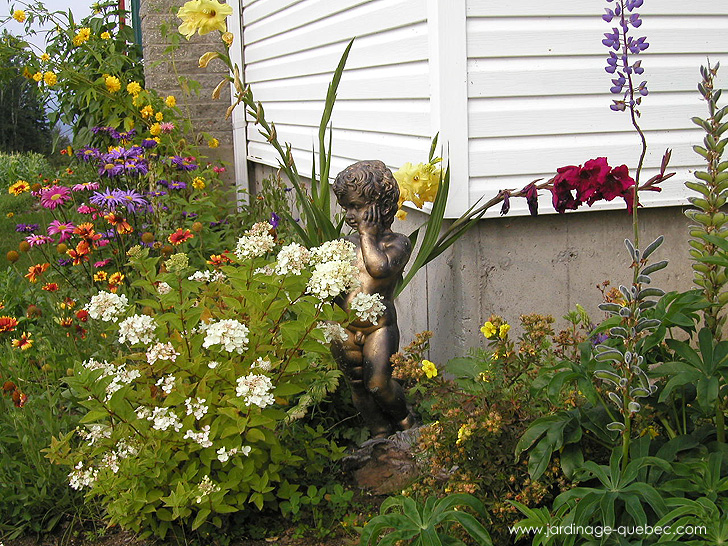 Plate-Bande autour d'une maison - Photos Jardin Le Jardin des Patriotes - Pascal Tremblay La Baie Québec