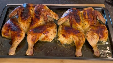 Poulet en crapaudine au four avec pommes de terre et carottes