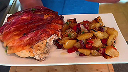 Poitrine de poulet au bacon et pommes de terre au four