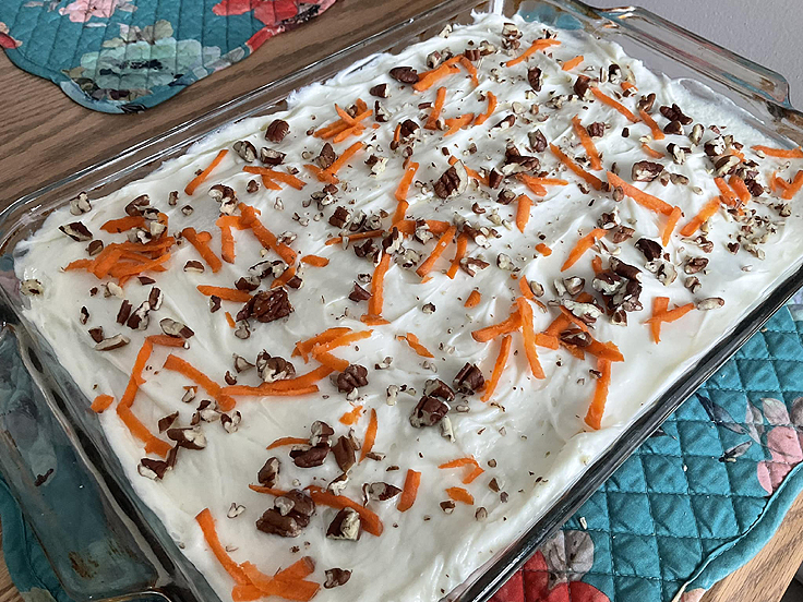 Gâteau aux carottes, mandarines et noix de coco moelleux avec glaçage au fromage à la crème