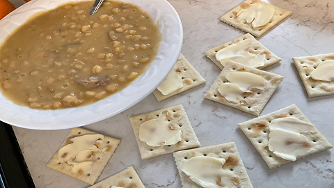 Soupe aux pois traditionnelle québécoise
