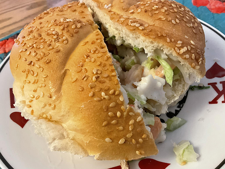 Sandwich aux crevettes et à la goberge