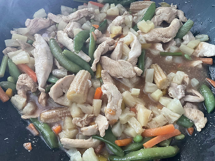 Sauté de légumes et poulet aigre doux