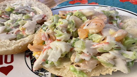Sandwich aux crevettes et à la goberge