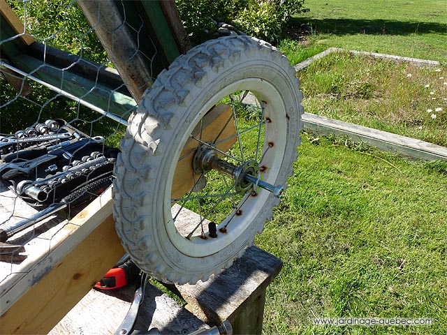 Comment installer des roues sur un Tracteur à poules ou un Poulailler mobile