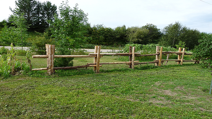 Clôture de perches en utilisant des rondins
