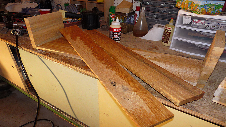 Assemblage des planches pour la fabrication d'une balconnière en bois