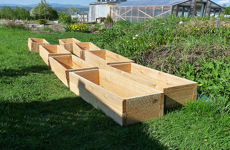 Plusieurs jardinières en bois qui seront installées à la rampe d'un balcon
