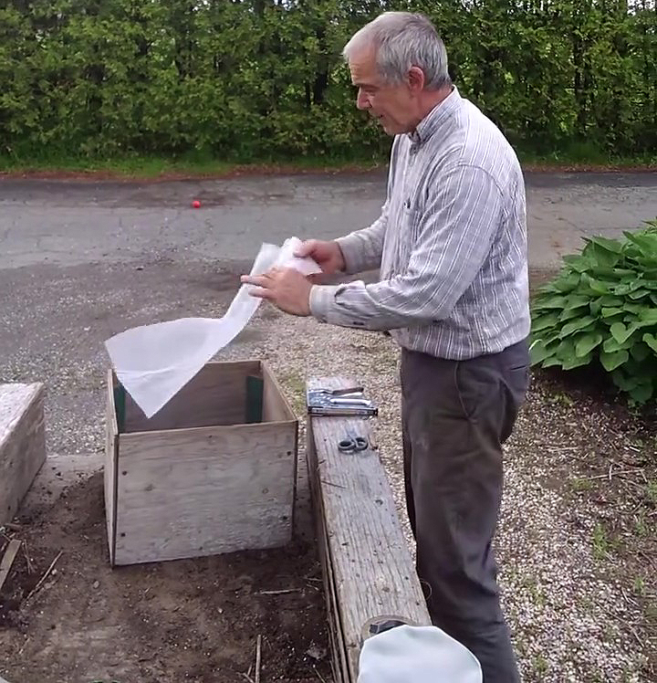Boîte munie d'un filet anti-insectes