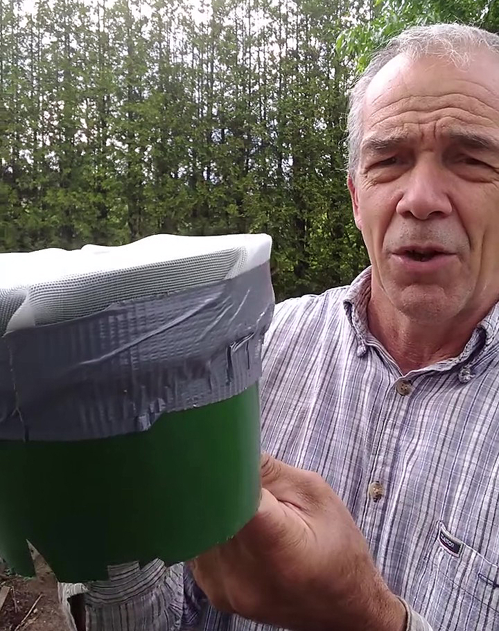 Pot en plastique avec filet anti-insectes