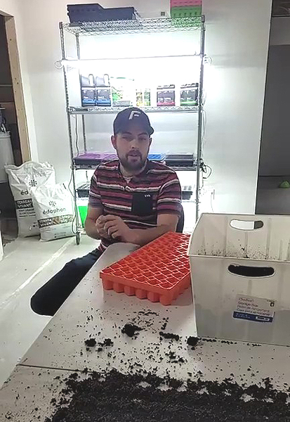 Kéven Prescott donne sa formation sur les semis d'oignons