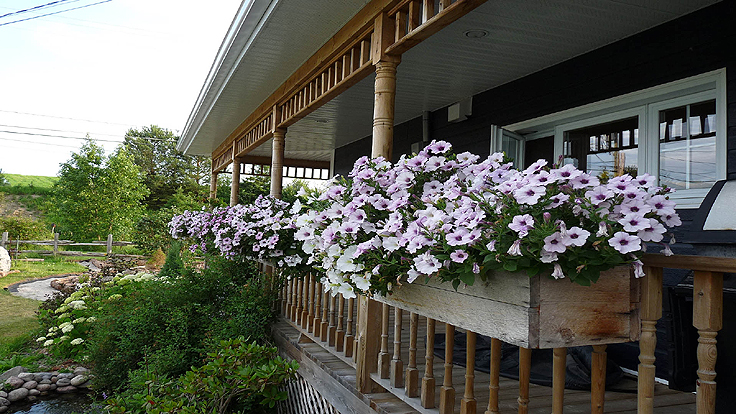 Idée de balcon couvert ancestral avec éléments décoratifs